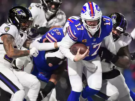 Josh Allen (rechts) erledigte, was erledigt werden musste für die Bills. - Foto: Adrian Kraus/AP/dpa