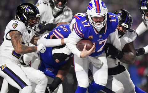 Josh Allen (rechts) erledigte, was erledigt werden musste für die Bills. - Foto: Adrian Kraus/AP/dpa