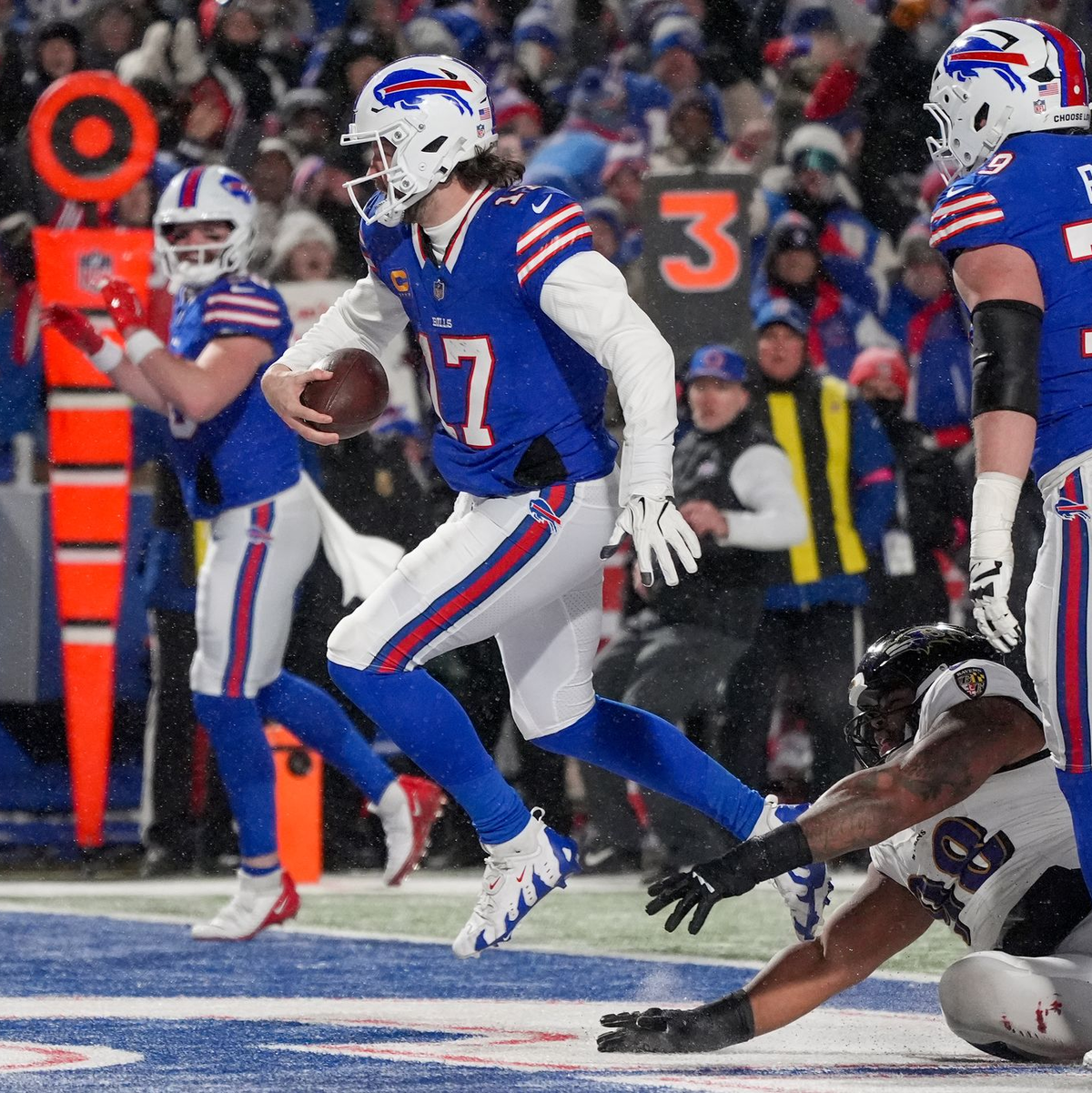 Schon der ersten Halbzeit trug Josh Allen den Ball zweimal in die Endzone. - Foto: Gene J. Puskar/AP/dpa