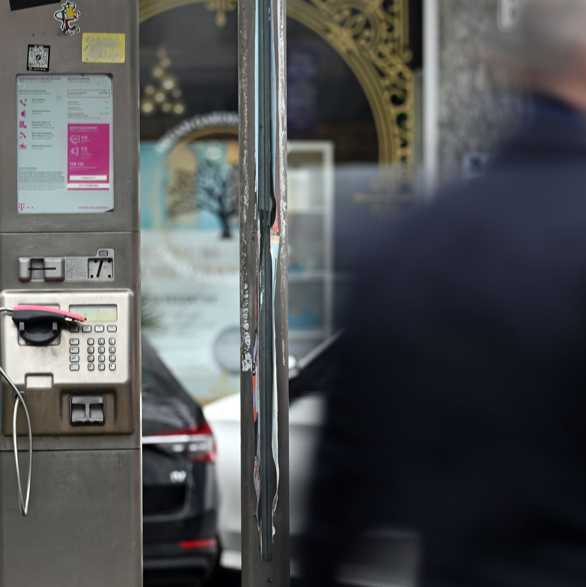 Ein abgebrochener Telefonhörer liegt in der Halterung eines deaktivierten Fernsprechers. - Foto: Federico Gambarini/dpa
