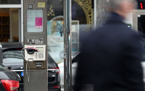 Ein abgebrochener Telefonhörer liegt in der Halterung eines deaktivierten Fernsprechers. - Foto: Federico Gambarini/dpa