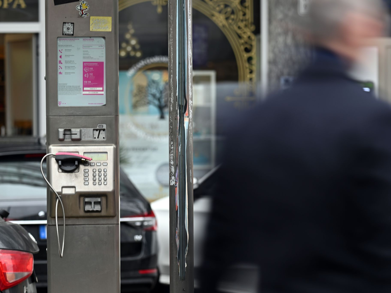Ein abgebrochener Telefonhörer liegt in der Halterung eines deaktivierten Fernsprechers. - Foto: Federico Gambarini/dpa