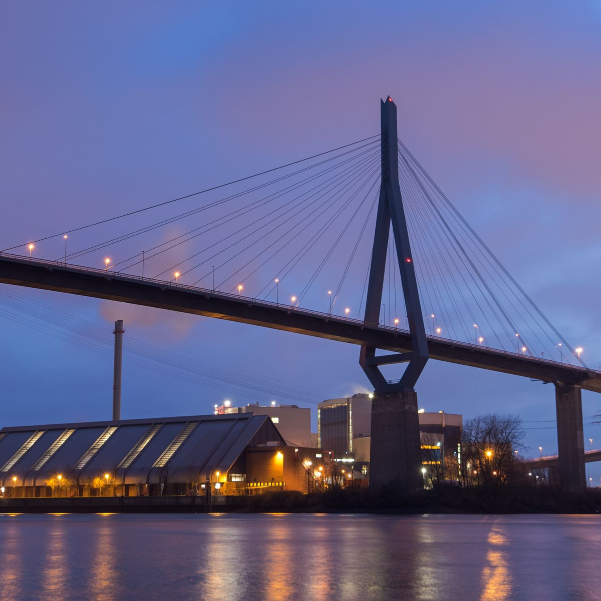 In der Nähe der Brücke sind zwei Wasserfahrzeuge zusammengestoßen. (Archivbild) - Foto: Daniel Bockwoldt/dpa