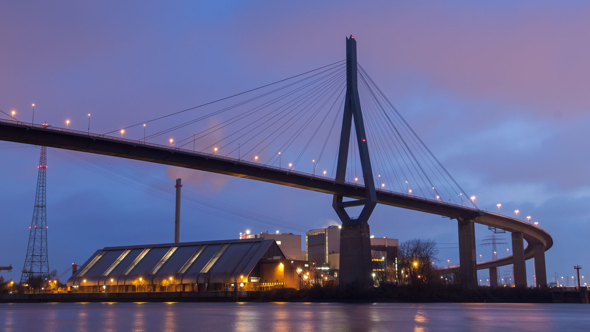 Am Montagmorgen kam es auf der Elbe in Hamburg zu einem Unfall. (Archivfoto) - Foto: Daniel Bockwoldt/dpa