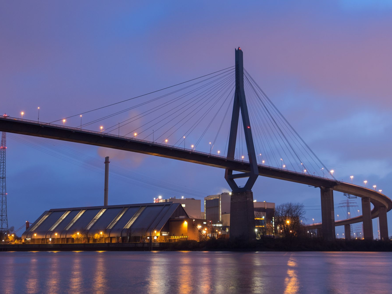In der Nähe der Brücke sind zwei Wasserfahrzeuge zusammengestoßen. (Archivbild) - Foto: Daniel Bockwoldt/dpa