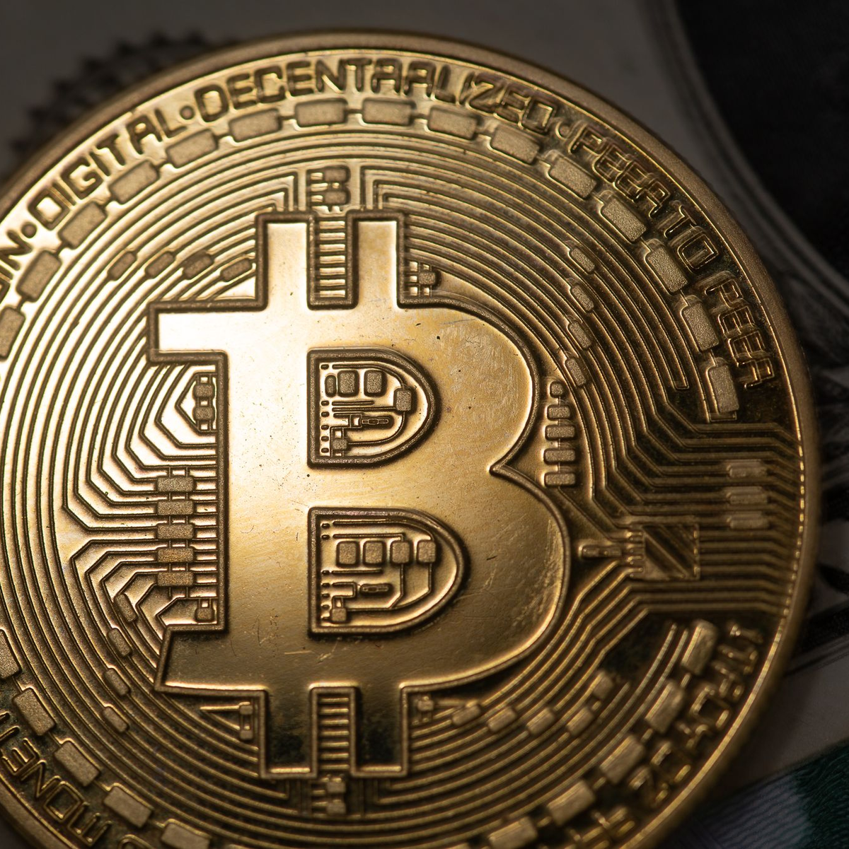 Der Bitcoin ist auf ein Rekordhoch gestiegen. - Foto: Fernando Gutierrez-Juarez/dpa