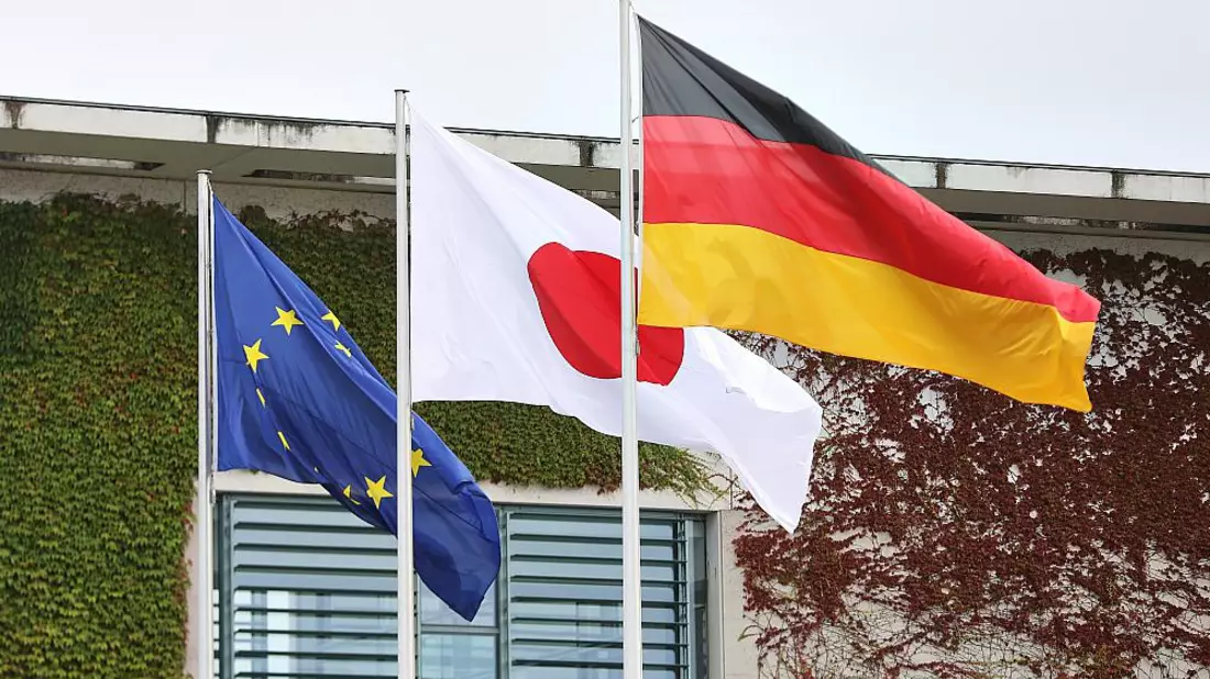 Fahnen von EU, Japan und Deutschland (Archiv) - Bild: über dts Nachrichtenagentur