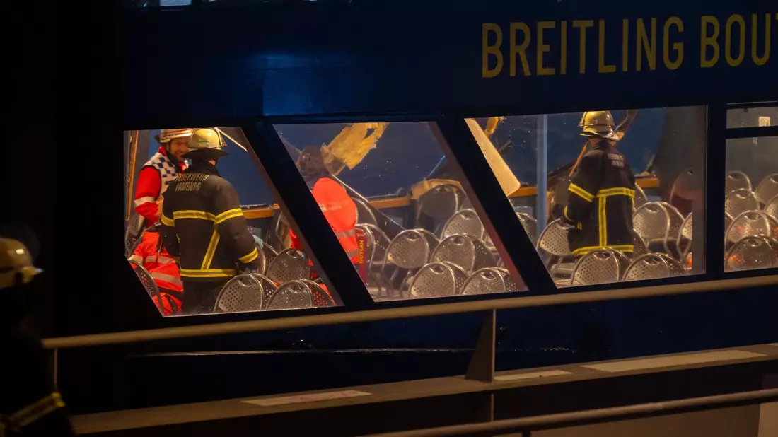 Mehr als 55 Kräfte von Feuerwehr und Polizei sind im Einsatz. - Bild: Jonas Walzberg/dpa