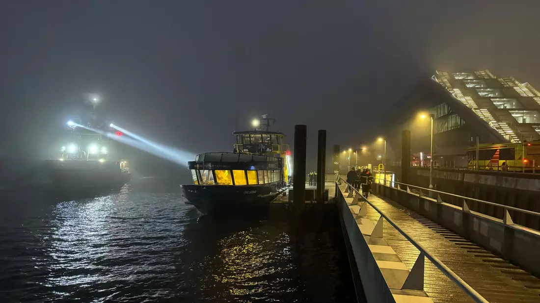 Bei einem Schiffsunfall auf der Elbe ist ersten Erkenntnissen zufolge auch ein Mensch lebensgefährlich verletzt worden. - Bild: Jonas Walzberg/dpa
