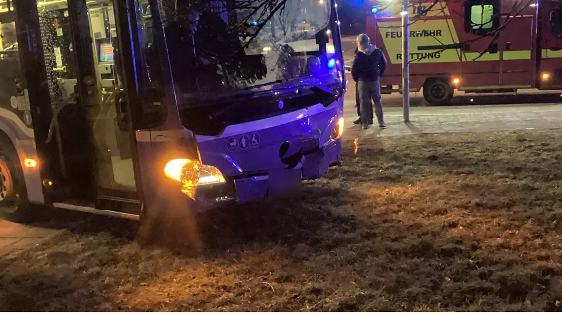 FW-M: Pkw und Gelenkbus kollidieren (Obersendling) - Bild: presseportal.de