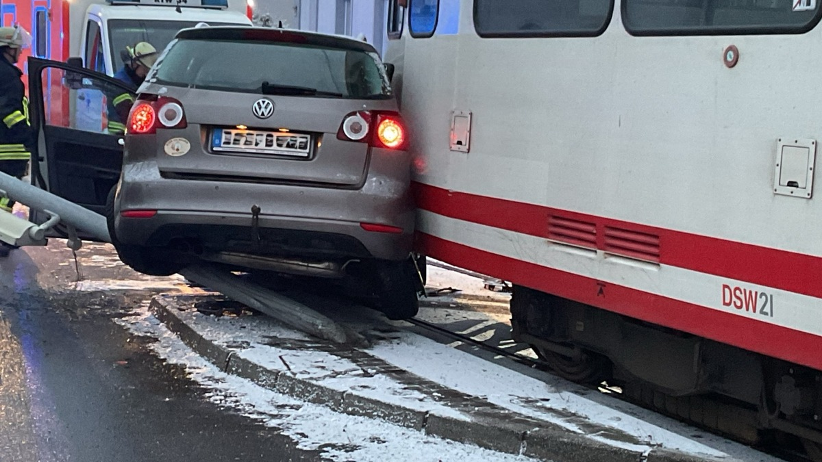 FW-DO: Verkehrsunfall mit Straßenbahn - Foto: presseportal.de