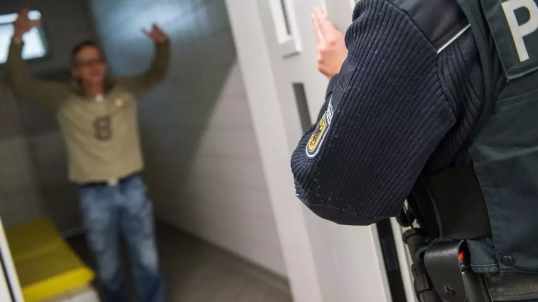 Bundespolizeidirektion München: Intensivtäter schlägt mit Bierflasche zu - Bild: presseportal.de