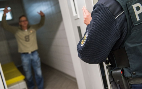 Bundespolizeidirektion München: Intensivtäter schlägt mit Bierflasche zu - Foto: presseportal.de