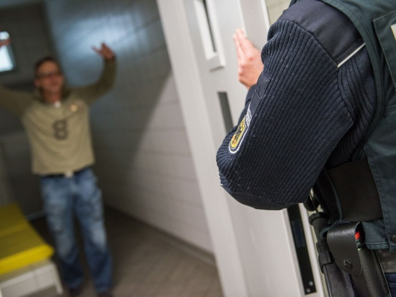 Bundespolizeidirektion München: Intensivtäter schlägt mit Bierflasche zu - Foto: presseportal.de