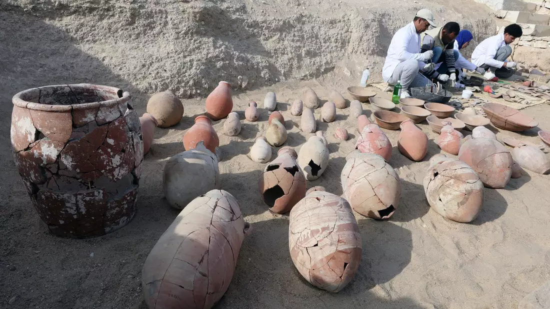 Auch das sind Wissenschaftler: Ägyptische Archäologen restaurieren Funde in Luxor. (Archivbild) - Bild: Khaled Elfiqi/AP/dpa