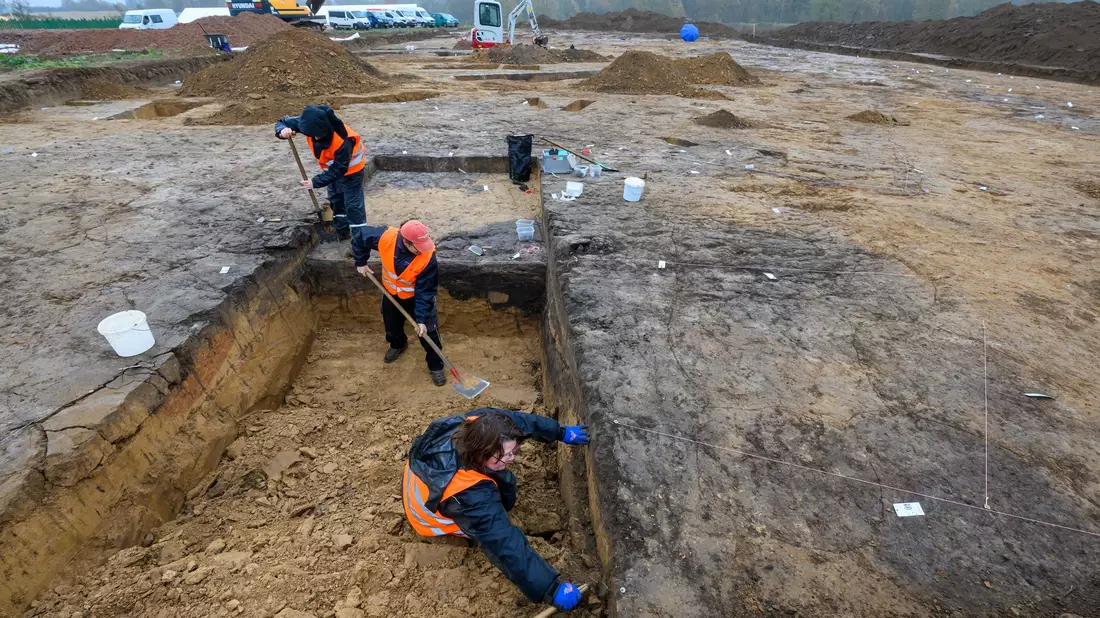 Forscher erklären Vergangenheit: Archäologen graben bei Döbeln-Gärtitz eine frühbonzezeitliche Siedlung aus. (Archivbild) - Bild: Hendrik Schmidt/dpa