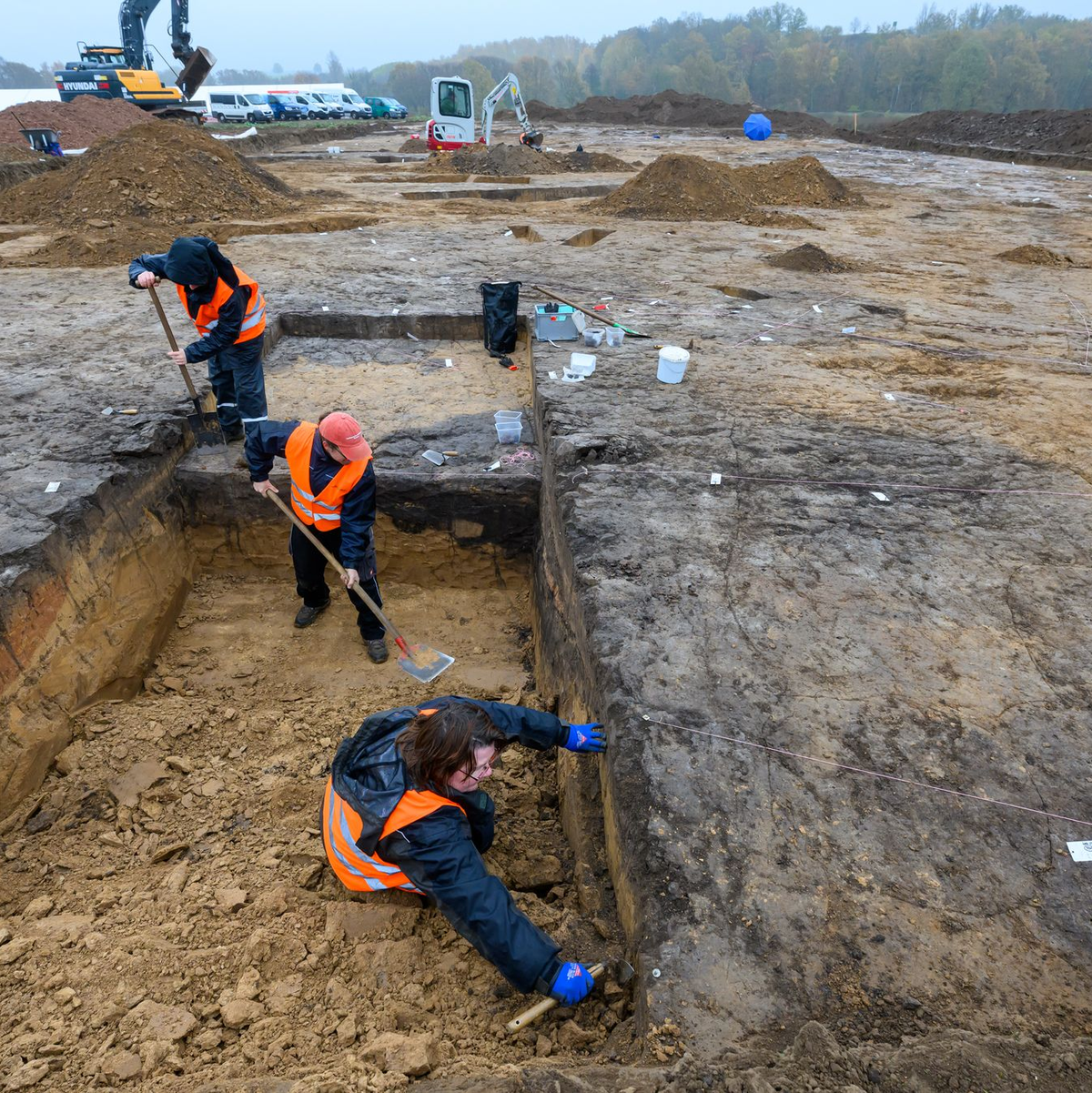 Forscher erklären Vergangenheit: Archäologen graben bei Döbeln-Gärtitz eine frühbonzezeitliche Siedlung aus. (Archivbild) - Foto: Hendrik Schmidt/dpa