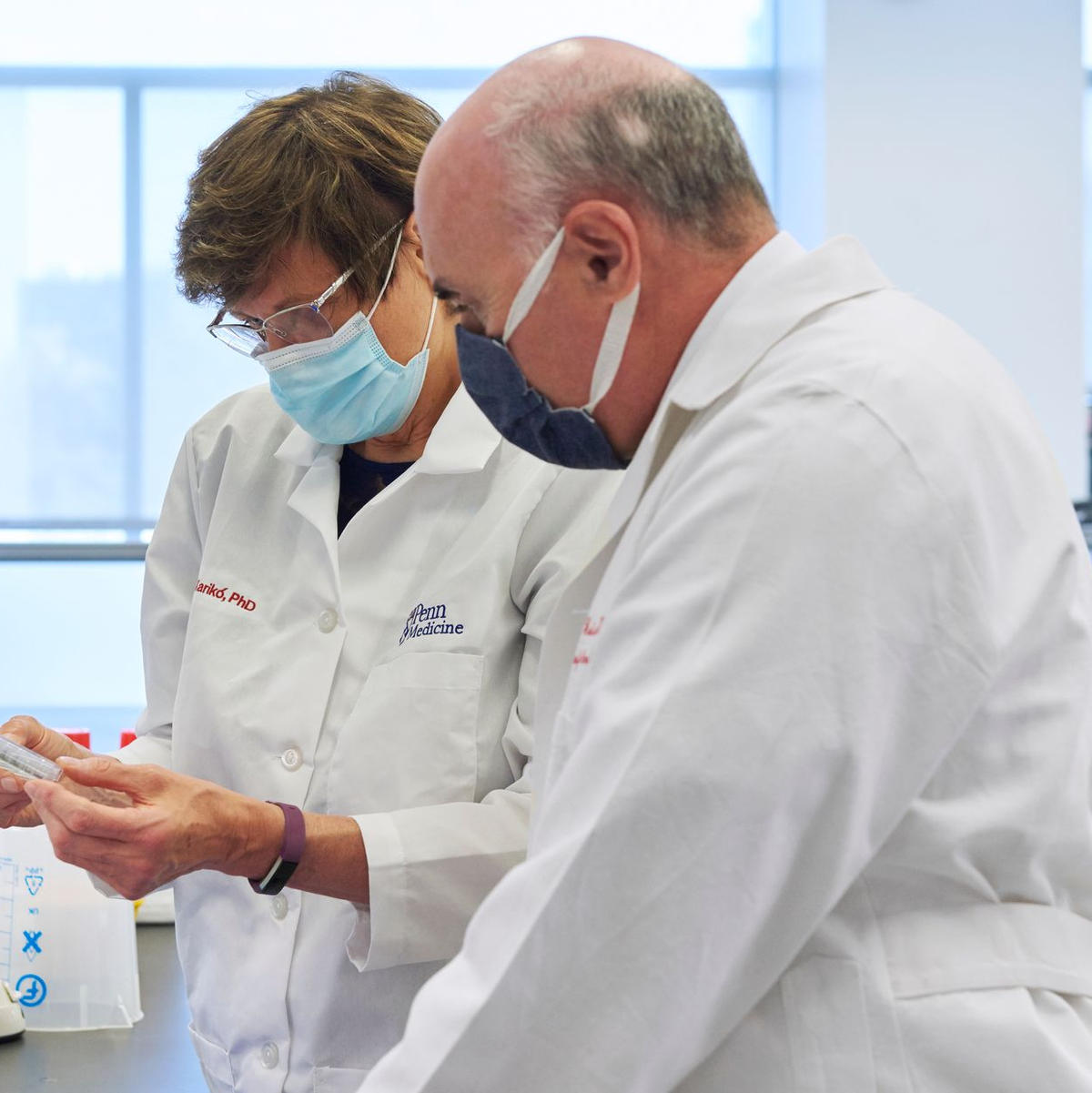Katalin Kariko und Drew Weissman haben den Medizin-Nobelpreis für grundlegenden Arbeiten zu mRNA-Impfstoffen gegen Covid-19 bekommen. (Archivbild) - Foto: Peggy Peterson/Penn Medicine/dpa