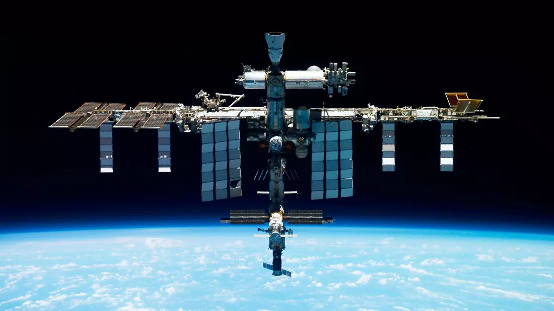 Auf der Internationalen Raumstation ISS forschen Menschen aus vielen Ländern gemeinsam. (Archivbild) - Bild: -/Roscosmos State Space Corporation via AP/dpa