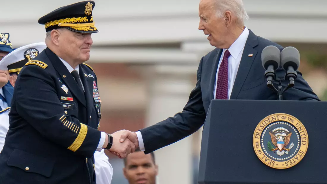 Joe Biden (r) mit General Mark Milley. - Bild: Alex Brandon/AP/dpa