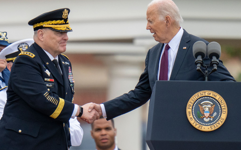 Joe Biden (r) mit General Mark Milley. - Foto: Alex Brandon/AP/dpa