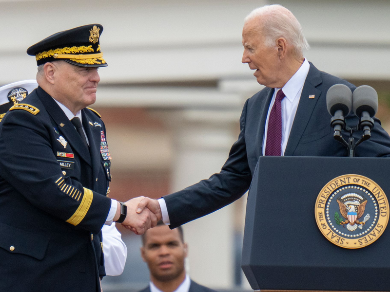 Joe Biden (r) mit General Mark Milley. - Foto: Alex Brandon/AP/dpa