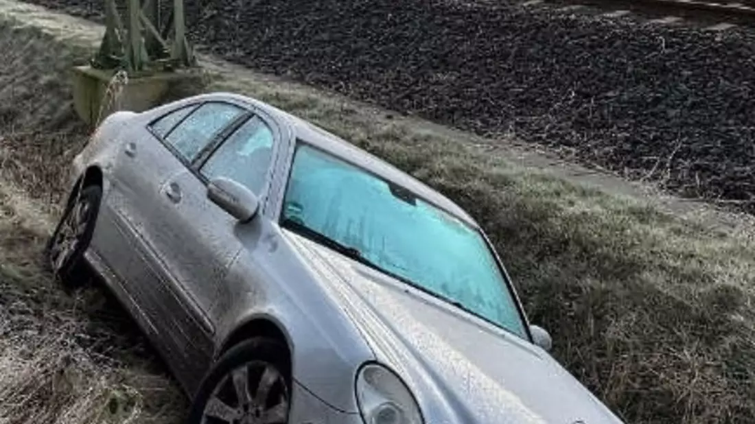 BPOL-KI: Bundespolizei - neugieriger Fahrer rutscht mit PKW in den Bahngraben - Bild: presseportal.de