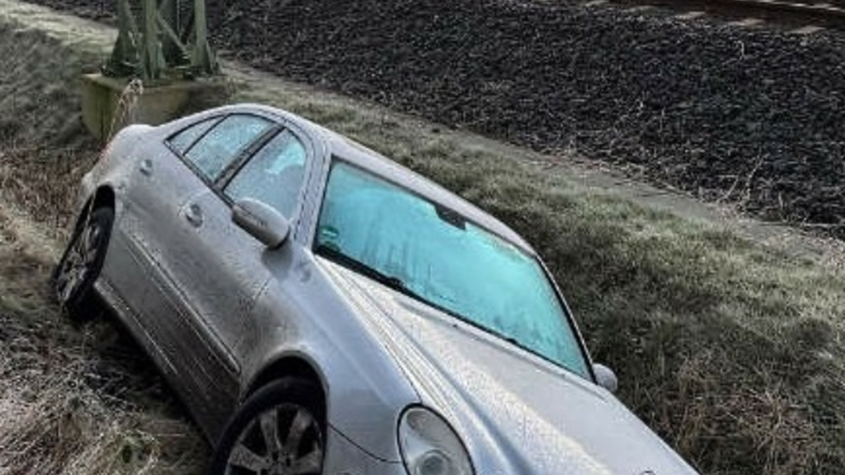 BPOL-KI: Bundespolizei - neugieriger Fahrer rutscht mit PKW in den Bahngraben - Foto: presseportal.de