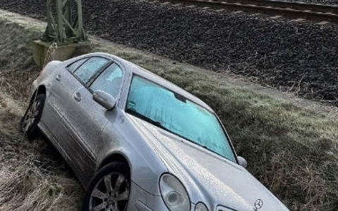 BPOL-KI: Bundespolizei - neugieriger Fahrer rutscht mit PKW in den Bahngraben - Foto: presseportal.de