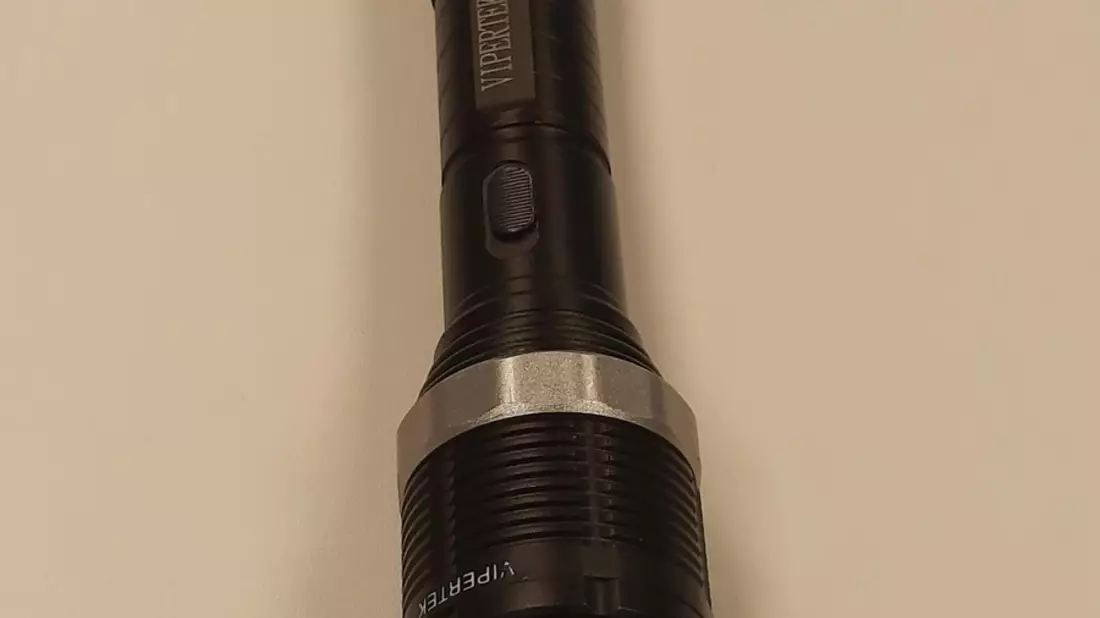 BPOL-HB: Bundespolizist stellt als Taschenlampe getarnten Elektroschocker sicher - Bild: presseportal.de