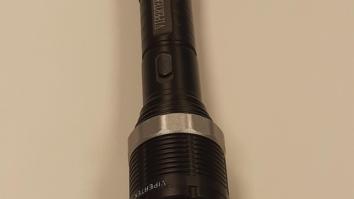 BPOL-HB: Bundespolizist stellt als Taschenlampe getarnten Elektroschocker sicher - Foto: presseportal.de