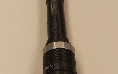 BPOL-HB: Bundespolizist stellt als Taschenlampe getarnten Elektroschocker sicher - Foto: presseportal.de