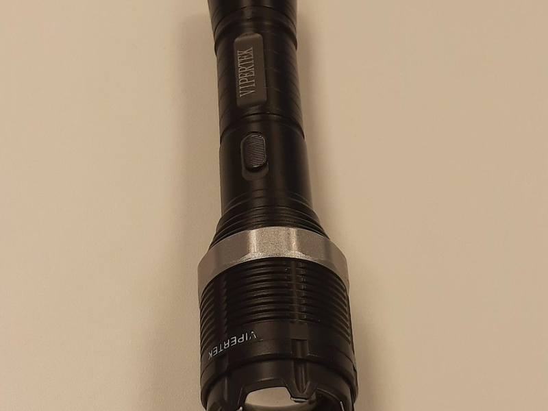 BPOL-HB: Bundespolizist stellt als Taschenlampe getarnten Elektroschocker sicher - Foto: presseportal.de