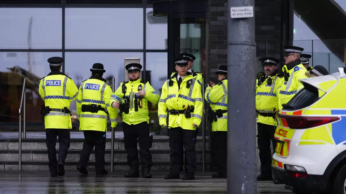 Der Prozess in Liverpool wurde von etlichen Polizisten geschützt.  - Bild: Peter Byrne/PA Wire/dpa
