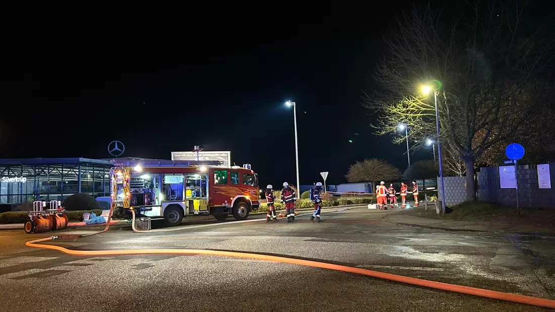 FW Bad Segeberg: Gefahrguteinsatz im Gewerbegebiet - Tanklastzug mit Leckage - Bild: presseportal.de