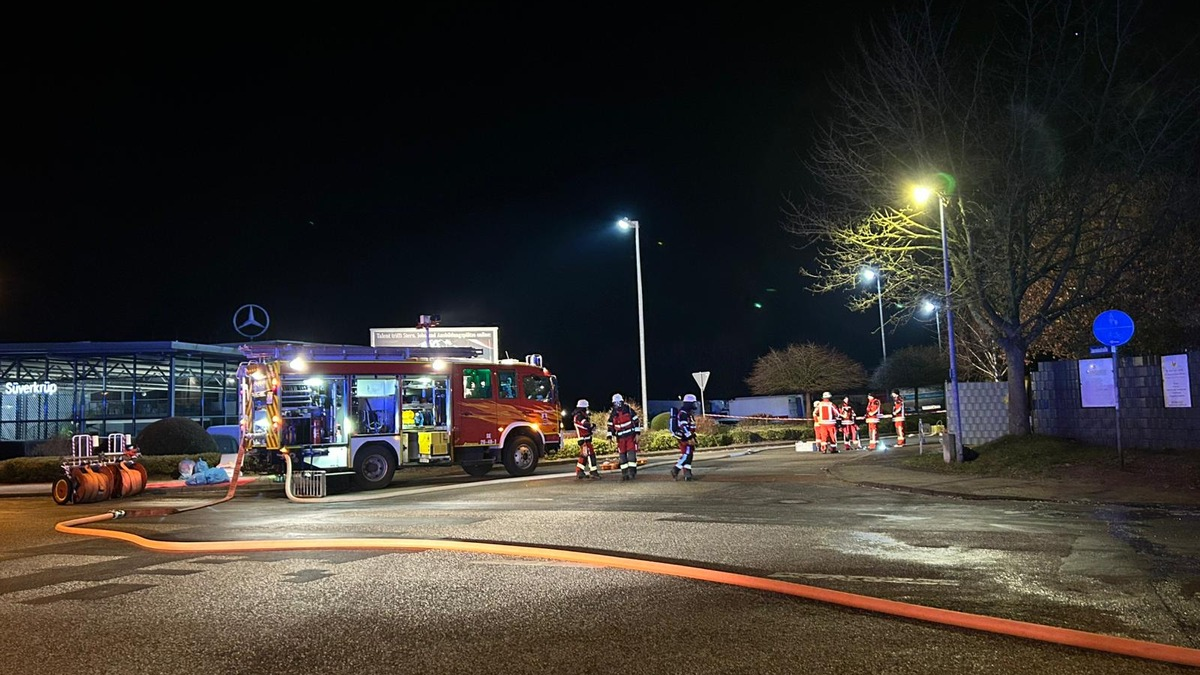 FW Bad Segeberg: Gefahrguteinsatz im Gewerbegebiet - Tanklastzug mit Leckage - Foto: presseportal.de
