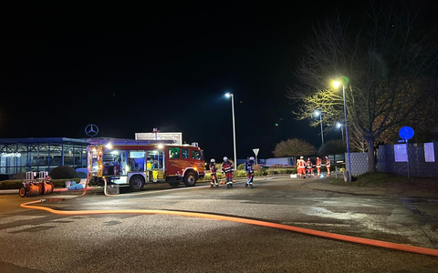 FW Bad Segeberg: Gefahrguteinsatz im Gewerbegebiet - Tanklastzug mit Leckage - Foto: presseportal.de
