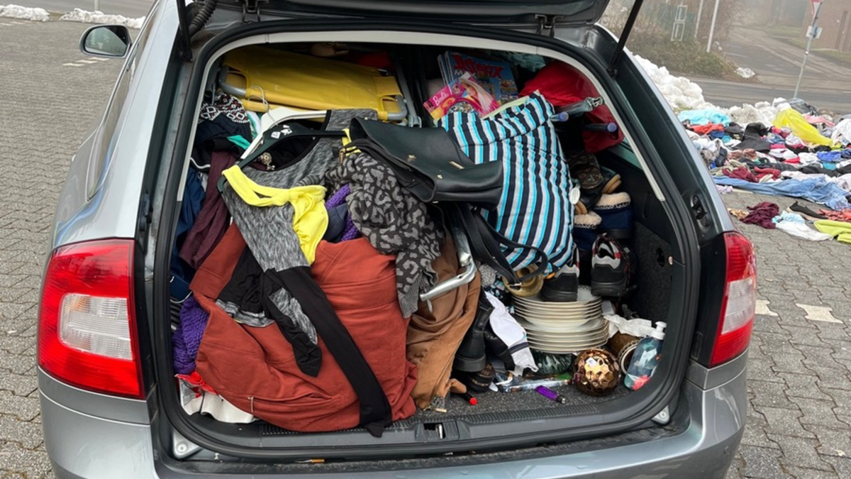 POL-EU: Vom Altkleidercontainer auf den Flohmarkt: Polizei stoppt ungewöhnliche Verkaufspläne - Foto: presseportal.de
