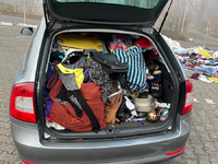 POL-EU: Vom Altkleidercontainer auf den Flohmarkt: Polizei stoppt ungewöhnliche Verkaufspläne - Foto: presseportal.de