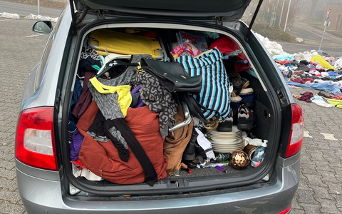 POL-EU: Vom Altkleidercontainer auf den Flohmarkt: Polizei stoppt ungewöhnliche Verkaufspläne - Foto: presseportal.de POL-EU: Vom Altkleidercontainer auf den Flohmarkt: Polizei stoppt ungewöhnliche Verkaufspläne - Foto: presseportal.de