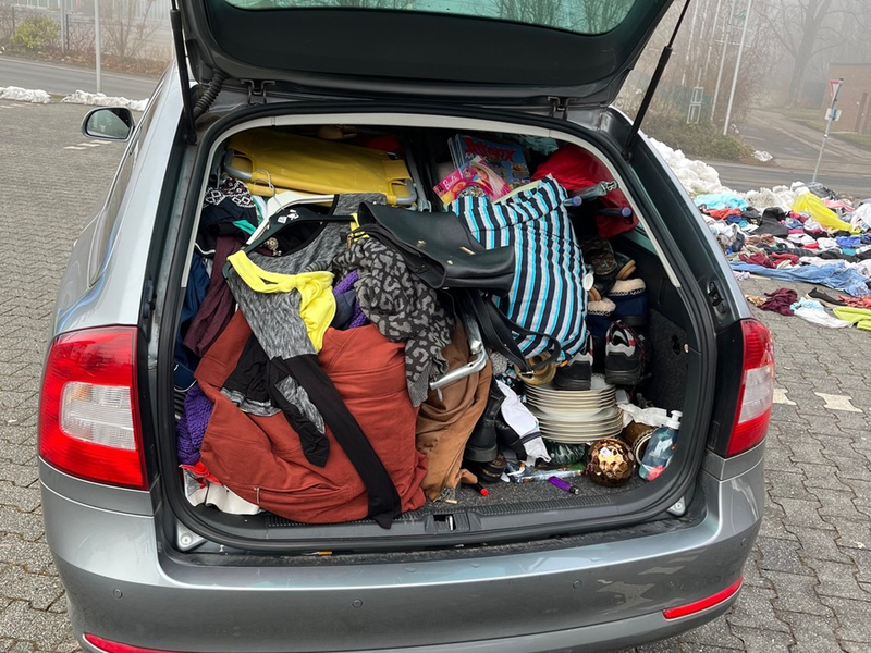 POL-EU: Vom Altkleidercontainer auf den Flohmarkt: Polizei stoppt ungewöhnliche Verkaufspläne - Foto: presseportal.de