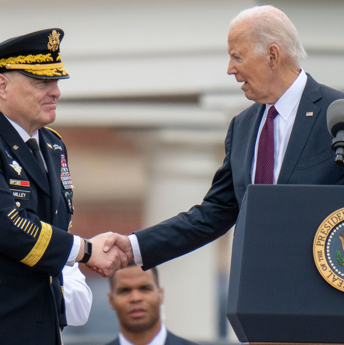 Generalstabschef Mark Milley mit US-Präsident Joe Biden. (Archivbild) - Foto: Alex Brandon/AP/dpa