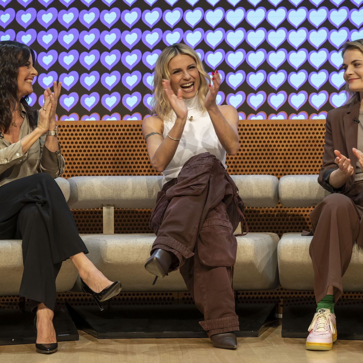 Drei Moderatorinnen präsentieren sich als Traum-Trio für das ESC-Finale.  - Foto: Georgios Kefalas/KEYSTONE/dpa