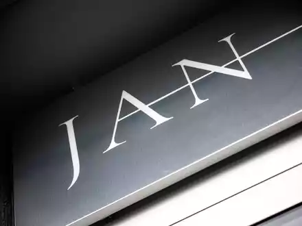 Erstmals hat das Restaurant «Jan» in München im Guide «Gault&Millau» fünf rote Hauben - die beste Auszeichnung - bekommen. - Foto: Matthias Balk/dpa