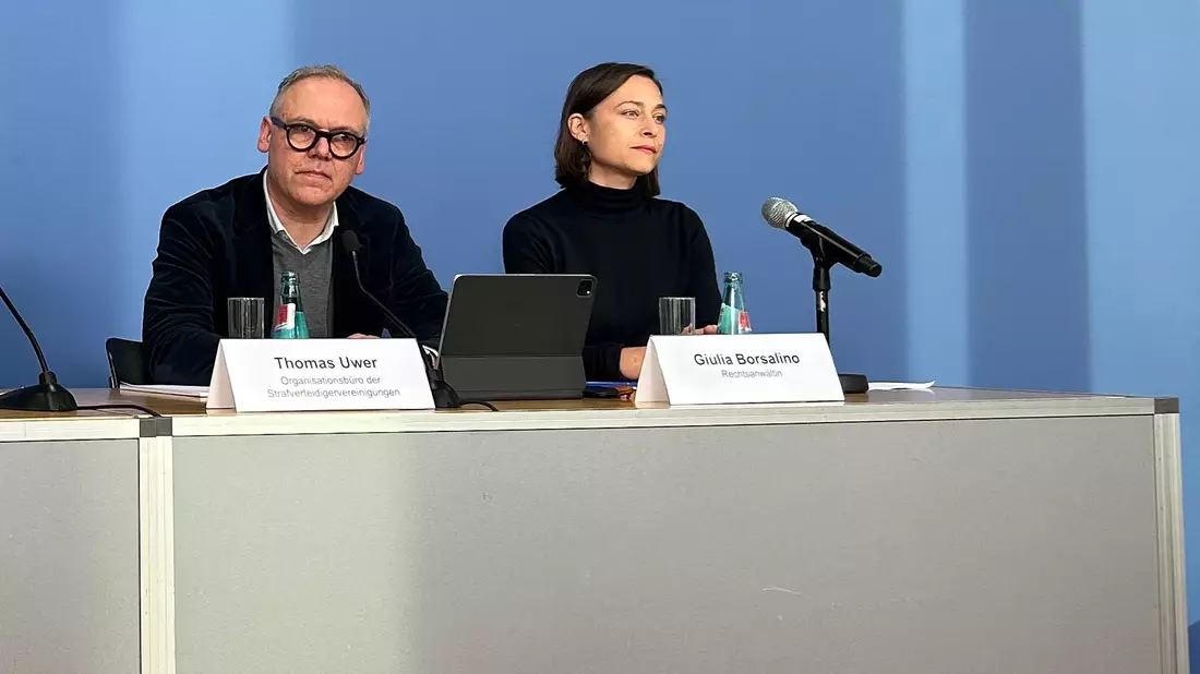 Anwältin Guilia Borsalino (r.) bei der Pressekonferenz.  - Bild: Marion van der Kraats/dpa