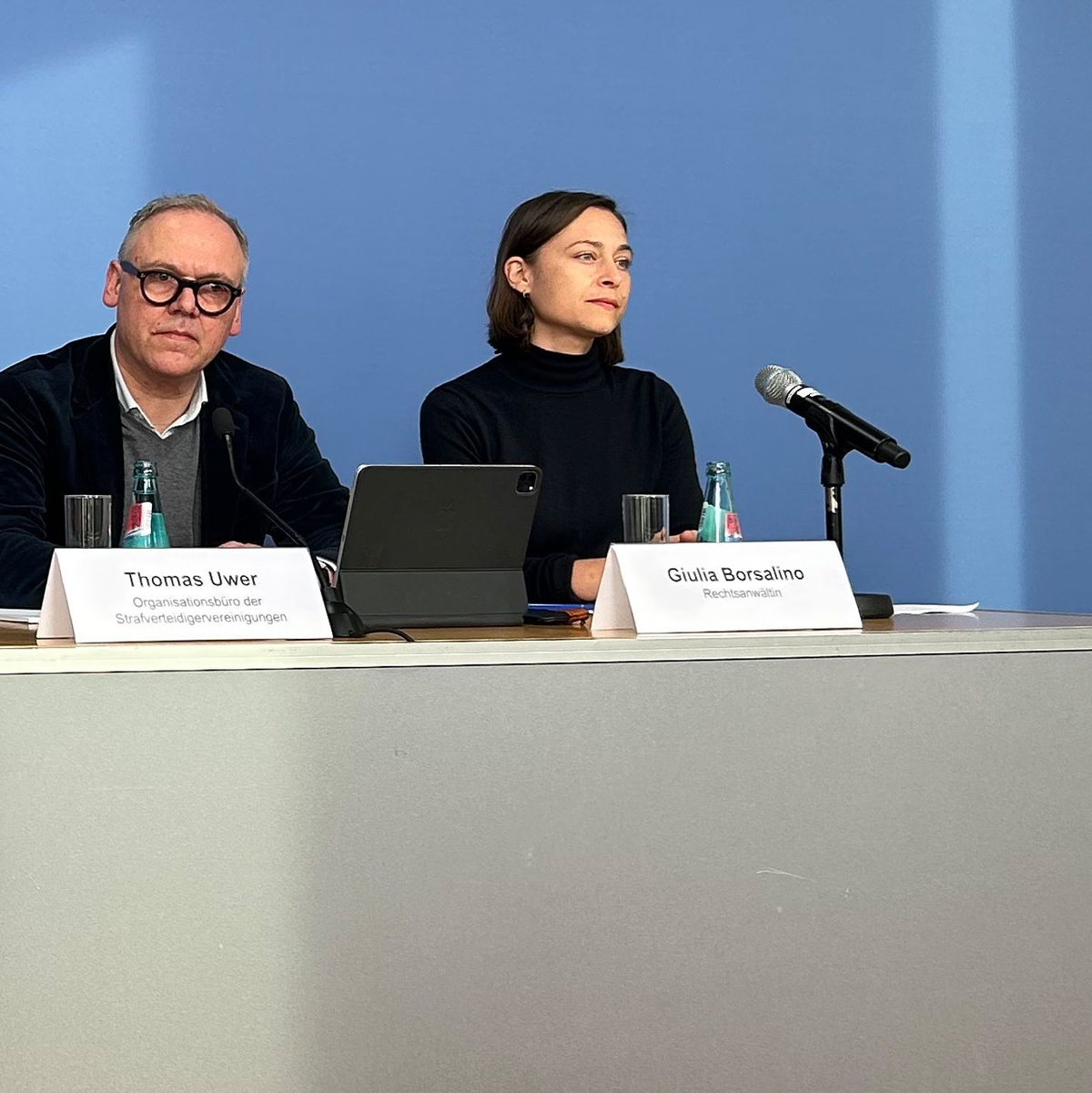 Anwältin Guilia Borsalino (r.) bei der Pressekonferenz.  - Foto: Marion van der Kraats/dpa