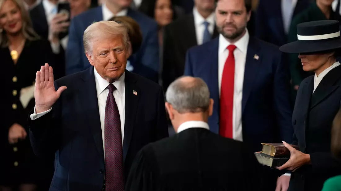 Wegen der klirrenden Kälte in der US-Hauptstadt war die Vereidigung ins Kapitol verlegt worden - eigentlich hätte sie draußen stattgefunden. - Bild: Julia Demaree Nikhinson/AP Pool/dpa