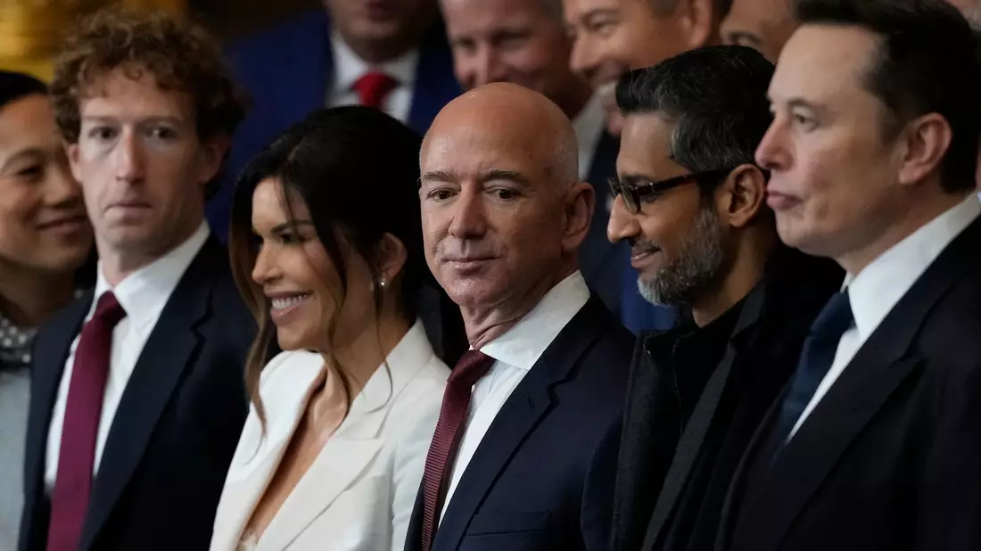 Unter den Gästen bei Trumps Amtseinführung: Mark Zuckerberg (l-r), Lauren Sanchez und ihr Partner Jeff Bezos, Sundar Pichai und Elon Musk. - Bild: Julia Demaree Nikhinson/AP Pool/AP/dpa