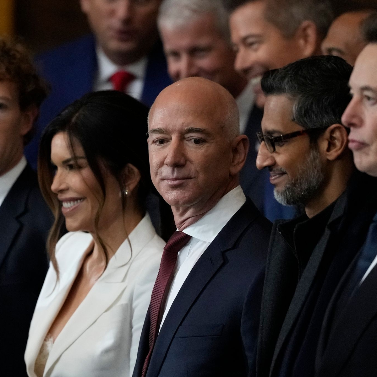 Unter den Gästen bei Trumps Amtseinführung: Mark Zuckerberg (l-r), Lauren Sanchez und ihr Partner Jeff Bezos, Sundar Pichai und Elon Musk. - Foto: Julia Demaree Nikhinson/AP Pool/AP/dpa