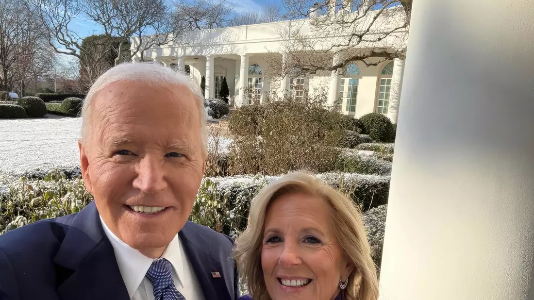 Kurz bevor sie das Weiße Haus in Washington verließen: Joe und Jill Biden machen ein Selfie. - Bild: Joe Biden/White House/Planet Pix via ZUMA Press Wire/dpa